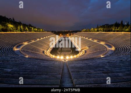 Stade panathénaïque illuminé à Athènes, Grèce au crépuscule Banque D'Images