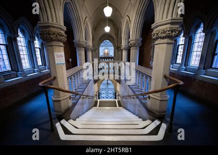 Un escalier à côté du hall principal des cours royales de justice dans le centre de Londres. Le personnel de sécurité ne permet normalement pas d'utiliser des caméras à l'intérieur du complexe, où des audiences de la haute Cour et de la Cour d'appel sont organisées, mais les juges supérieurs ont donné à l'agence de presse de l'AP l'autorisation de prendre des photos. Date de la photo : jeudi 24 février 2022. Banque D'Images