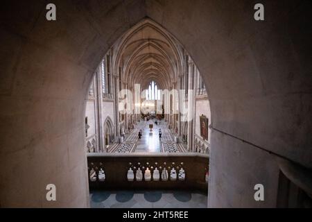 Vue sur la salle principale des cours royales de justice dans le centre de Londres. Le personnel de sécurité ne permet normalement pas d'utiliser des caméras à l'intérieur du complexe, où des audiences de la haute Cour et de la Cour d'appel sont organisées, mais les juges supérieurs ont donné à l'agence de presse de l'AP l'autorisation de prendre des photos. Date de la photo : jeudi 24 février 2022. Banque D'Images