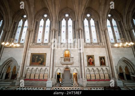 Vue sur la salle principale des cours royales de justice dans le centre de Londres. Le personnel de sécurité ne permet normalement pas d'utiliser des caméras à l'intérieur du complexe, où des audiences de la haute Cour et de la Cour d'appel sont organisées, mais les juges supérieurs ont donné à l'agence de presse de l'AP la permission de prendre des photos.Date de la photo : jeudi 24 février 2022. Banque D'Images