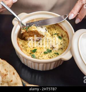 Moule grec fait dans une casserole traditionnelle en céramique Banque D'Images