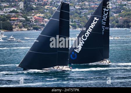 Deux yachts se disputant dans le port de Sydney lors de la course de yacht de Sydney à Hobart en 2021 Banque D'Images