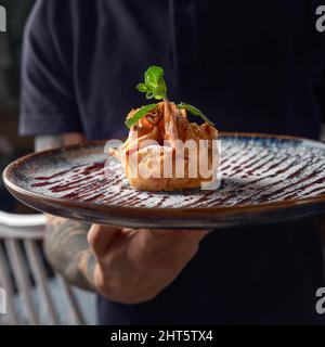 Grec Galaktoboureko. C'est un dessert grec traditionnel fait avec des couches de phyllo croustillant doré, arrosé de beurre fondu, rempli de Banque D'Images