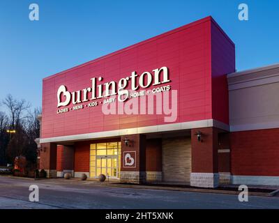 New Hartford, New York - 24 février 2022 : vue rapprochée de l'extérieur de Burlington. Burlington a été fondée en 1972 comme un grand magasin de rabais opérant plus de 4 Banque D'Images