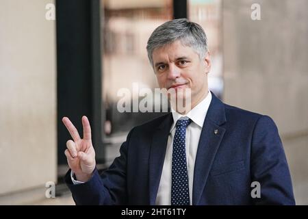 Vadym Prystaiko, ambassadeur d'Ukraine au Royaume-Uni, arrive à la BBC Broadcasting House à Londres, pour se présenter au programme d'actualité de la BBC One, dimanche matin. Date de la photo: Dimanche 27 février 2022. Banque D'Images