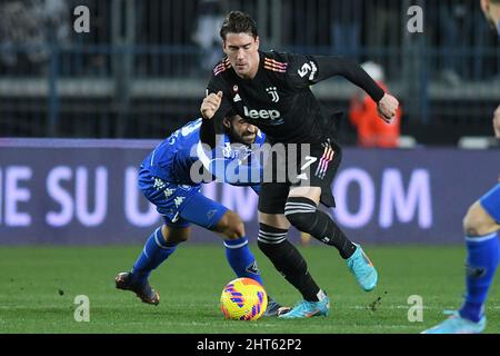 Empoli, Italie , 26th février , 2022 photo de gauche à droite, Sebastiano Luperto d'Empoli Dusan Vlahovic de Juventus Pendant le football série A match Empoli / Juventus crédit: Massimo Insabato / Alay Live News Banque D'Images