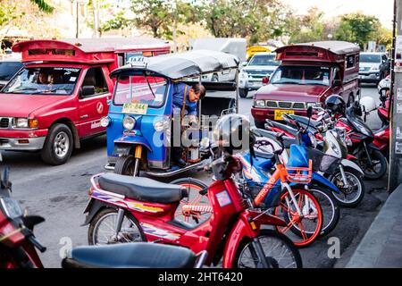 Voitures dans les rues de Chiang Mai en Thaïlande, Asie, Tuk Tuk Banque D'Images