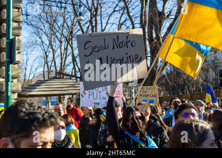 Milan, Lombardie, Italie - février 26 2022 : manifestation de protestation contre la guerre en Ukraine et à Poutine Banque D'Images