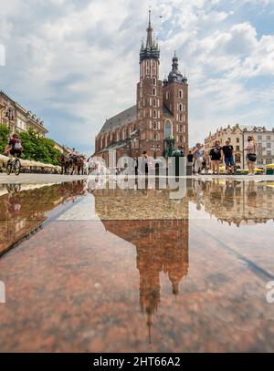 Les averses fréquentes font de la vieille ville de Cracovie un miroir lorsqu'elle est complètement humide. Ici en particulier la place du marché, un point de repère principal Banque D'Images