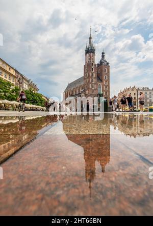 Les averses fréquentes font de la vieille ville de Cracovie un miroir lorsqu'elle est complètement humide. Ici en particulier la place du marché, un point de repère principal Banque D'Images