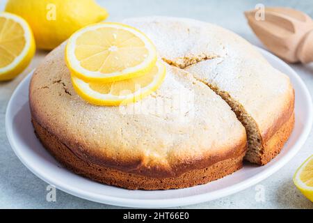 Gâteau au citron et au sucre en poudre. Banque D'Images
