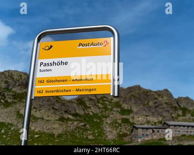 Sutenpass, Suisse - 13 août 2021: Gare routière de bus postal à Sutenpass, le col suisse reliant les cantons de Berne et d'Uri à 2224 Banque D'Images