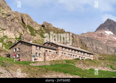 Sutenpass, Suisse - 13 août 2021 : le Lodge du col de Susten (2224 m de haut) qui relie le canton d'Uri au canton de Berne. Banque D'Images