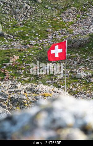 Sutenpass, Suisse - 13 août 2021 : drapeau national suisse rouge dans la température ambiante naturelle de Sutenpass Banque D'Images