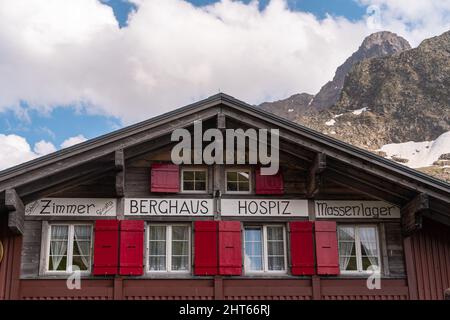 Sutenpass, Suisse - 13 août 2021 : le Lodge du col de Susten (2224 m de haut) qui relie le canton d'Uri au canton de Berne. Banque D'Images