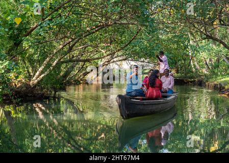 Kerala, Inde - janvier 2022: Touristes dans les eaux intérieures autour de l'île Munroe Banque D'Images