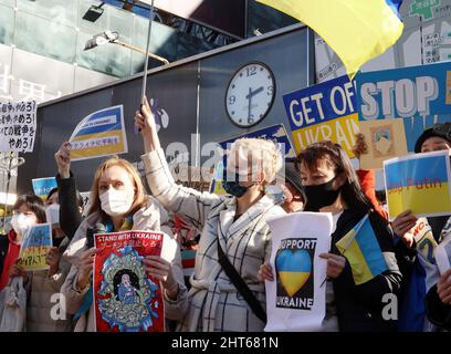 Tokyo, Japon. 27th févr. 2022. Des manifestants, y compris des résidents ukrainiens et russes au Japon, ont organisé un rassemblement contre l'invasion militaire de la Russie en Ukraine à Tokyo le dimanche 27 février 2022. Des milliers de personnes se rassemblent pour une manifestation contre la Russie dans le quartier Shinjuku et Shibuya de Tokyo. Credit: Yoshio Tsunoda/AFLO/Alay Live News Banque D'Images