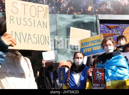 Tokyo, Japon. 27th févr. 2022. Des manifestants, y compris des résidents ukrainiens et russes au Japon, ont organisé un rassemblement contre l'invasion militaire de la Russie en Ukraine à Tokyo le dimanche 27 février 2022. Des milliers de personnes se rassemblent pour une manifestation contre la Russie dans le quartier Shinjuku et Shibuya de Tokyo. Credit: Yoshio Tsunoda/AFLO/Alay Live News Banque D'Images