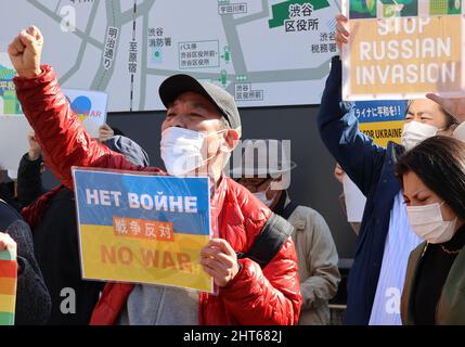 Tokyo, Japon. 27th févr. 2022. Des manifestants, y compris des résidents ukrainiens et russes au Japon, ont organisé un rassemblement contre l'invasion militaire de la Russie en Ukraine à Tokyo le dimanche 27 février 2022. Des milliers de personnes se rassemblent pour une manifestation contre la Russie dans le quartier Shinjuku et Shibuya de Tokyo. Credit: Yoshio Tsunoda/AFLO/Alay Live News Banque D'Images