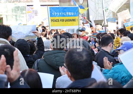 Tokyo, Japon. 27th févr. 2022. Des manifestants, y compris des résidents ukrainiens et russes au Japon, ont organisé un rassemblement contre l'invasion militaire de la Russie en Ukraine à Tokyo le dimanche 27 février 2022. Des milliers de personnes se rassemblent pour une manifestation contre la Russie dans le quartier Shinjuku et Shibuya de Tokyo. Credit: Yoshio Tsunoda/AFLO/Alay Live News Banque D'Images