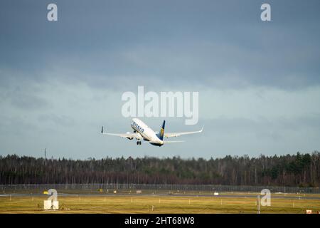 15-01-2022 Riga, Lettonie l'avion White Passenger survole la piste de décollage depuis l'aéroport Banque D'Images