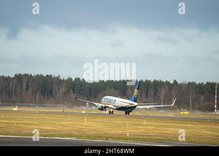 15-01-2022 Riga, Lettonie l'avion White Passenger survole la piste de décollage depuis l'aéroport Banque D'Images