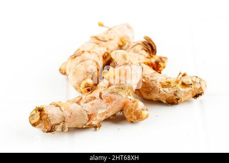 Gros plan Turmeric, Curcuma longa Linn, rhizome isolé sur fond blanc. Banque D'Images