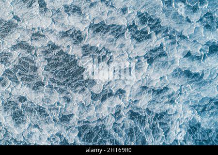 Vue aérienne de dessus en bas de la surface de glace. Texture de la surface de la mer gelée Banque D'Images