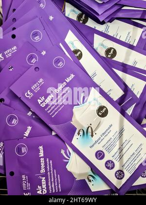Gros plan d'une pile de sacs violettes de Mark Air Queen FFP2 masques Corona à vendre en pharmacie Banque D'Images