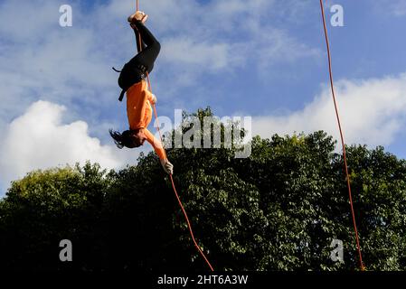 Salvador, Bahia, Brésil - Setembro 17, 2017: Femme pratiquant le rappel sur un passage piétonnier.Salvador Bahia Brésil. Banque D'Images