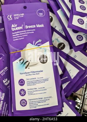 Gros plan d'une pile de sacs violettes de Mark Air Queen FFP2 masques Corona à vendre en pharmacie Banque D'Images