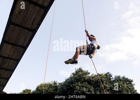 Salvador, Bahia, Brésil - Setembro 17, 2017: Femme pratiquant le rappel sur un passage piétonnier.Salvador Bahia Brésil. Banque D'Images