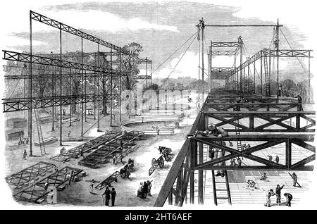 La grande exposition de 1851 - vue générale des œuvres - (vers l'est), 1850. 'Dans la vue de la construction les travaux regardant l'est - qui a été pris d'une position élevée sur le côté sud de l'immeuble - sont vus les différentes étapes de construction; ainsi, les trois niveaux de colonnes et les poutres en treillis de la grande allée et transept sont bien en évidence. Au premier plan se trouvent les quatre plus grandes poutres en treillis, pour relier les angles de la grande allée et transept, et porter le toit du transept: Chacune de ces poutres est de 72 pieds de long. Les côtes du toit du transept& Banque D'Images