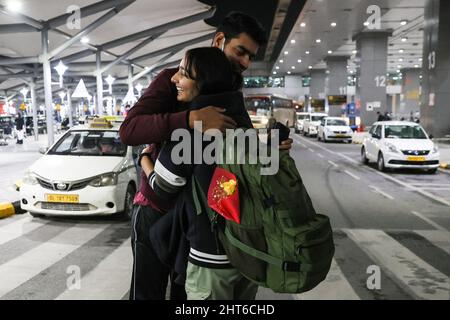 New Delhi, New Delhi, Inde. 27th févr. 2022. Nidhi, 20 ans, une étudiante indienne qui a été échouée en Ukraine hante son frère lorsqu'elle arrive à l'aéroport international Indira Gandhi. (Credit image: © Karma Sonam Bhutia/ZUMA Press Wire) Banque D'Images