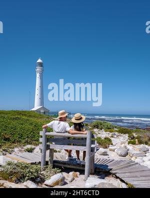 Couple homme et femmes visitant le phare de Slangkop Kommetjie Cape Town Afrique du Sud, le phare de Slangkop dans le village de Kommetjie sur la péninsule du Cap. Banque D'Images