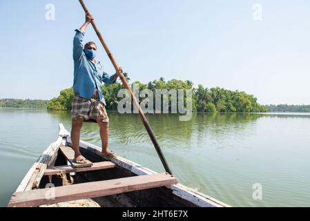 Varkala, Inde - janvier 2022 : flottant sur un canoë de Golden Island (en arrière-plan) Banque D'Images