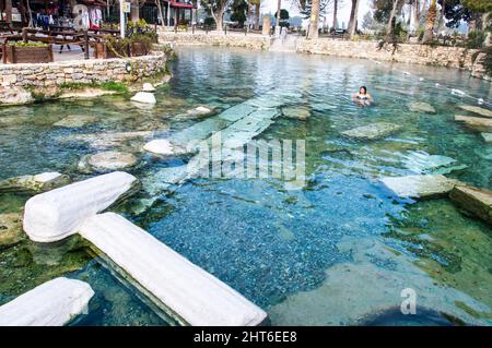 Piscine Cleopatra la piscine artificielle de Pamukkale remplie de colonnes romaines anciennes et d'eau de source chaude riche en minéraux Banque D'Images