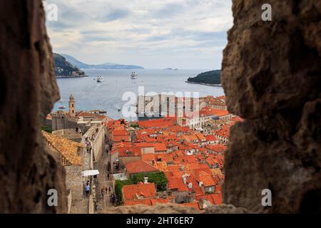 DUBROVNIK, CROATIE - 8 SEPTEMBRE 2016 : vue sur la vieille ville à travers la faille de la tour des remparts de la ville. Banque D'Images