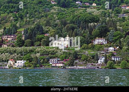 STRESA, ITALIE - 11 MAI 2018 : ce sont des villas de luxe et des bâtiments résidentiels dans la station balnéaire sur les rives du lac Lago Maggiore. Banque D'Images