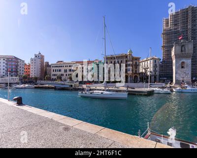 Savona, Italie - 26 février 2022: Voilier de voile de la marina. Banque D'Images