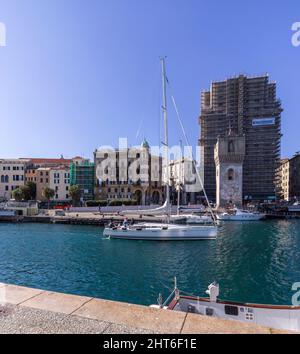 Savona, Italie - 26 février 2022: Voilier de voile de la marina. Banque D'Images