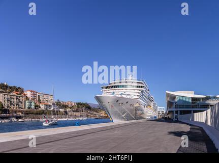 Savona, Italie - 26 février 2022 : navire de croisière à l'ancre dans le port. Banque D'Images