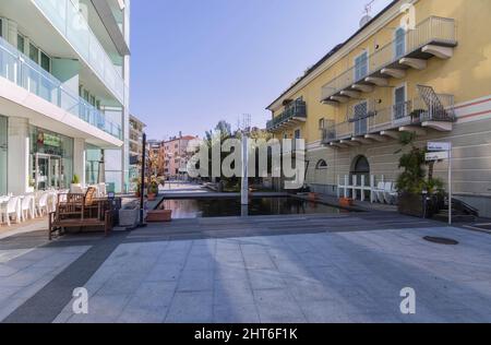 Savona, Italie - 26 février 2022 : vue sur la rue près du port de plaisance. Banque D'Images