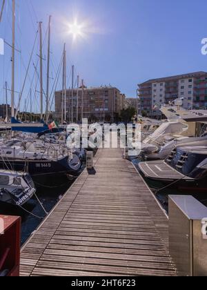 Savona, Italie - 26 février 2022 : Voiliers dans le port de plaisance. Banque D'Images