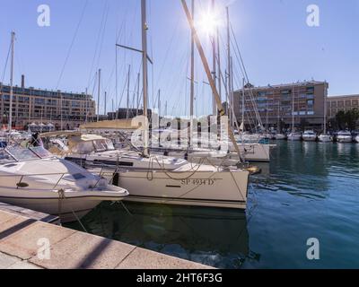 Savona, Italie - 26 février 2022 : Voiliers dans le port de plaisance. Banque D'Images