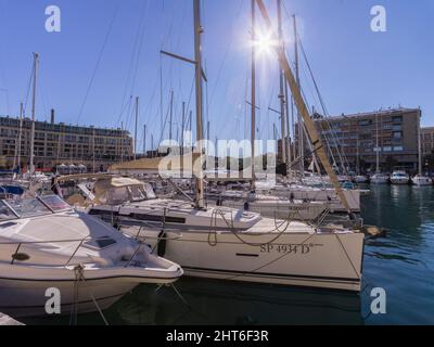 Savona, Italie - 26 février 2022 : Voiliers dans le port de plaisance. Banque D'Images