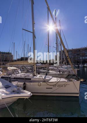 Savona, Italie - 26 février 2022 : Voiliers dans le port de plaisance. Banque D'Images