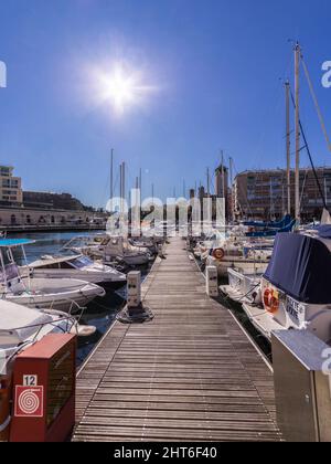 Savona, Italie - 26 février 2022 : Voiliers dans le port de plaisance. Banque D'Images