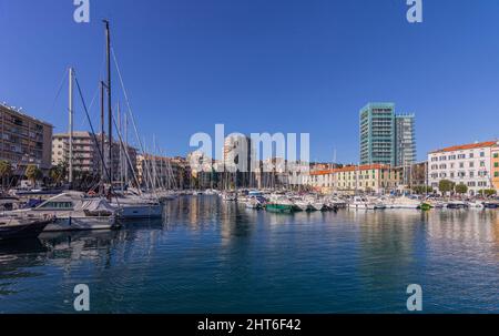 Savona, Italie - 26 février 2022 : Voiliers dans le port de plaisance. Banque D'Images