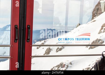 Téléphérique Olympos Teleferik jusqu'au point d'arrivée de Tahtali 2365m Banque D'Images